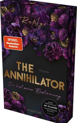 Das Buchcover zeigt eine üppige Anordnung von dunklen, violetten und schwarzen Blumen, die den Hintergrund bilden. Im Vordergrund ist der Titel „THE ANNIHILATOR“ in großen, goldenen Buchstaben zu sehen, gefolgt von dem Wort „ROMAN“ in kleinerer Schrift darunter. Der Untertitel „Du bist seine Bestimmung“ steht in weißer Schrift und ist elegant platziert. Oben links befindet sich ein rotes Label mit der Aufschrift „SPIEGEL-Bestseller-Autorin“. Ein Hinweis zur Leseempfehlung ist in einem runden, weißen Feld unten links angebracht.