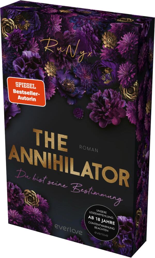 Das Buchcover zeigt eine üppige Anordnung von dunklen, violetten und schwarzen Blumen, die den Hintergrund bilden. Im Vordergrund ist der Titel „THE ANNIHILATOR“ in großen, goldenen Buchstaben zu sehen, gefolgt von dem Wort „ROMAN“ in kleinerer Schrift darunter. Der Untertitel „Du bist seine Bestimmung“ steht in weißer Schrift und ist elegant platziert. Oben links befindet sich ein rotes Label mit der Aufschrift „SPIEGEL-Bestseller-Autorin“. Ein Hinweis zur Leseempfehlung ist in einem runden, weißen Feld unten links angebracht.