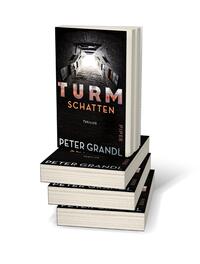 Bücherstapel des Buches „Turmschatten“