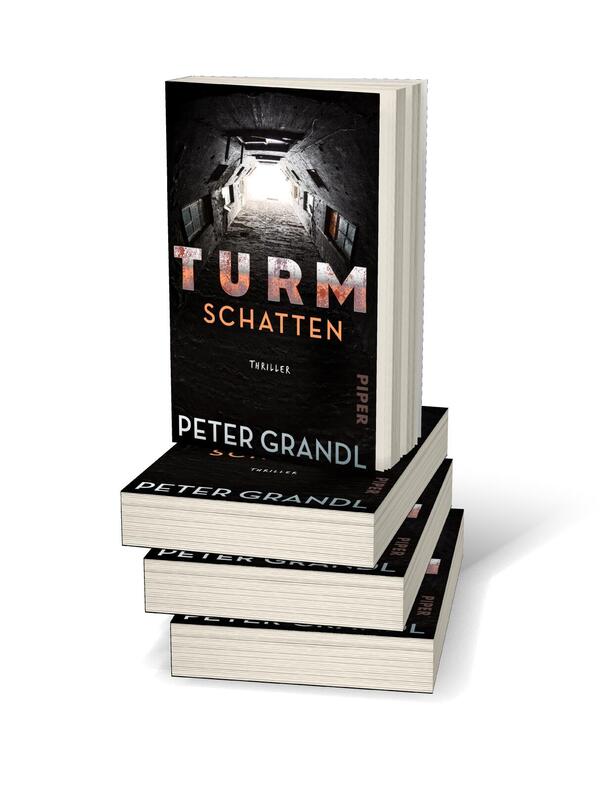 Bücherstapel des Buches „Turmschatten“