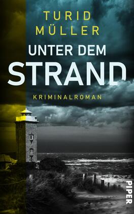 Das Buchcover zeigt einen dramatischen Küstenblick mit einem ehemaligen Leuchtturm auf der linken Seite. Der Himmel ist düster und wolkenverhangen, während die Farben in Schwarz und Blau dominieren, ergänzt durch einen gelben Farbton. Der Titel „UNTER DEM STRAND“ ist groß und auffällig in Weiß, während der Untertitel „Kriminalroman“ in gelber Schrift darunter platziert ist. Der Name des Autors „TURID MÜLLER“ steht in hellen Buchstaben oben auf dem Cover.