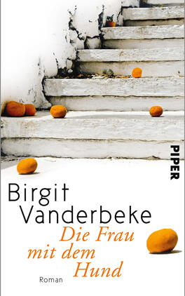 Das Buchcover zeigt eine helle Treppe mit weißen Stufen, die von einem warmen Licht beleuchtet wird. Auf den Stufen liegen orangefarbene, runde Objekte, die einen auffälligen Kontrast zum Weiß der Treppe bilden. Der Titel „Die Frau mit dem Hund“ ist in betonten, orangefarbenen Buchstaben unterhalb des Autornamens „Birgit Vanderbeke“ in schwarzer Schrift platziert. Das Verlagslogo „PIPER“ erscheint in der oberen rechten Ecke in schlanker Schrift. Die Gesamtatmosphäre vermittelt einen Eindruck von Ruhe und nachdenklicher Stimmung.