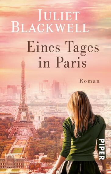 Das Buchcover zeigt im Vordergrund eine von hinten sichtbare Frau mit langen, lockigen Haaren, die einen grünen Pullover trägt. Sie steht vor einer panoramatischen Aussicht auf Paris, dominieren von der Silhouette des Eiffelturms. Der Hintergrund ist in sanften Rosa- und Orangetönen gehalten, was eine romantische Atmosphäre vermittelt. Der Titel „Eines Tages in Paris“ ist in großer, eleganter Schrift in hellem Farbton oberhalb der Abbildung platziert, während der Autorenname „Juliet Blackwell“ darüber in einer etwas kleineren Schriftart steht.