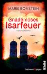 Das Buchcover zeigt die zwei Türme der Münchner Frauenkirche, umgeben von einem dramatischen, rot-schwarzen Hintergrund, der eine spannungsreiche Atmosphäre vermittelt. Der Titel „Gnadenloses Isarfeuer“ steht in auffälliger roter Schrift, darüber der Autorennamen Marie Bonstein in weißer Schrift. Am unteren Rand ist der Hinweis „Kriminalroman“ in kleinerer Schrift platziert. Zwei schwarzer Vögel fliegen über die Szene, was die Dynamik des Covers unterstreicht.