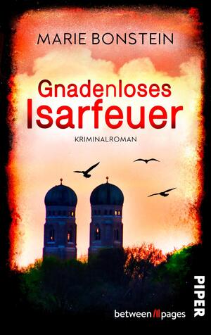 Das Buchcover zeigt die zwei Türme der Münchner Frauenkirche, umgeben von einem dramatischen, rot-schwarzen Hintergrund, der eine spannungsreiche Atmosphäre vermittelt. Der Titel „Gnadenloses Isarfeuer“ steht in auffälliger roter Schrift, darüber der Autorennamen Marie Bonstein in weißer Schrift. Am unteren Rand ist der Hinweis „Kriminalroman“ in kleinerer Schrift platziert. Zwei schwarzer Vögel fliegen über die Szene, was die Dynamik des Covers unterstreicht.