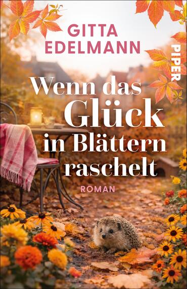 Das Buchcover zeigt eine herbstliche Gartenansicht mit Laub bedecktem Weg, Blumen und einem Igel im Vordergrund. Oben steht die Autorin Gitta Edelmann, der Titel „Wenn das Glück in Blättern raschelt“ ist mittig in großer weißer Serifenschrift, darunter klein in rosa „ROMAN“. Links ein Metallstuhl mit rosafarbenem Plaid, warme orangegelbe Farbtöne und sanftes Abendlicht vermitteln eine gemütliche, nostalgische Stimmung.