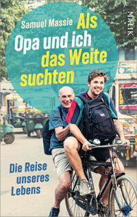 Das Buchcover zeigt zwei lächelnde Männer, einen älteren und einen jüngeren, die zusammen auf einem Fahrrad durch eine belebte Straßenkulisse mit grünen Bäumen und bunten Tuk‑Tuks fahren. Im Bild vorn ein türkisfarbener Kreis mit dem Titel in Weiß und Gelb; oben der Autorenname Samuel Massie, unten der blaue Untertitel „Die Reise unseres Lebens“. Atmosphäre: warm, humorvoll und reiselustig.