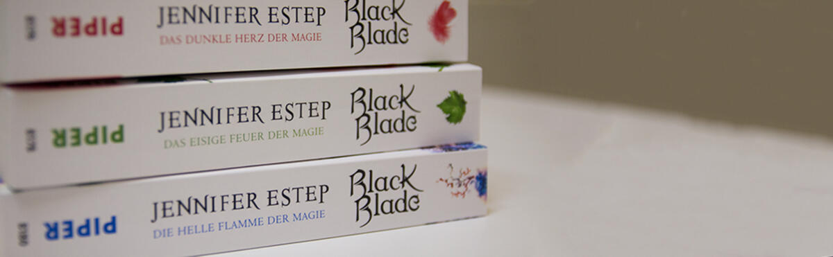 Bücherstapel der Buchreihe Black Blade