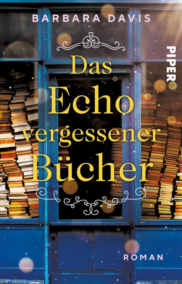 Das Buchcover zeigt eine stilisierte Fensterfront mit Regalen voller Bücher, die in verschiedenen Farben und Größen angeordnet sind. Die Hintergrundfarbe ist ein tiefes Blau, das eine ruhige Atmosphäre vermittelt. In großen, goldenen Lettern steht der Titel „Das Echo vergessener Bücher“, während der Autorenname „Barbara Davis“ oben in einer schlichten Schriftart platziert ist. Der Hinweis „Roman“ befindet sich am unteren Rand des Covers, ebenfalls in goldener Farbe. Das Cover wirkt einladend und nostalgisch.