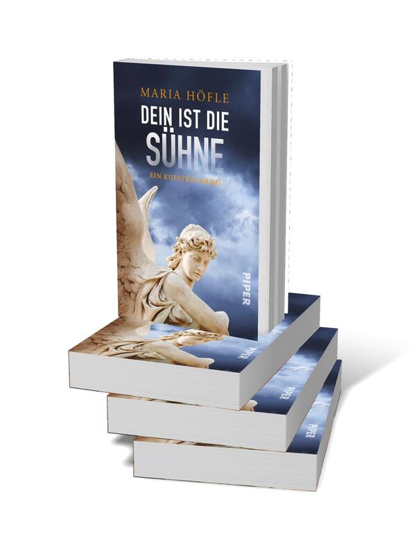Bücherstapel des Buches „Dein ist die Sühne“