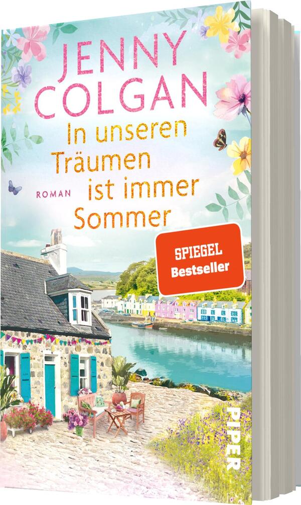 Das Buchcover zeigt eine idyllische Küstenlandschaft mit bunten Häusern und einem klaren Wasserlauf. Oben dominieren sanfte Pastelltöne, während am Rand florale Motive in Pink und Lila zu sehen sind. Der Titel „In unseren Träumen ist immer Sommer“ ist in großem, gelbem Schriftzug platziert, während der Autorennamen „JENNY COLGAN“ in pinker Farbe daraufsteht. Ein rotes Kästchen mit der Aufschrift „SPIEGEL Bestseller“ hebt sich kontrastreich ab. Die Atmosphäre vermittelt ein Gefühl von Sommerfrische und Idylle.