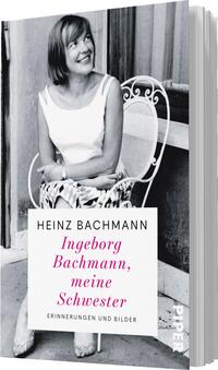 Das Buchcover zeigt eine schwarz-weiße Fotografie von Ingeborg Bachmann, die lächelnd auf einem Stuhl sitzt. Sie trägt ein schlichtes, helles Oberteil und hat kurze Haare. Im Hintergrund ist eine Fensterfront zu erkennen, die eine freundliche Atmosphäre schafft. Der Titel „Ingeborg Bachmann, meine Schwester“ ist in pinker Schrift unter dem Bild platziert, während der Autor „Heinz Bachmann“ darüber in schwarzer Schrift steht. Darunter steht in kleinerer Schrift „Erinnerungen und Bilder“.