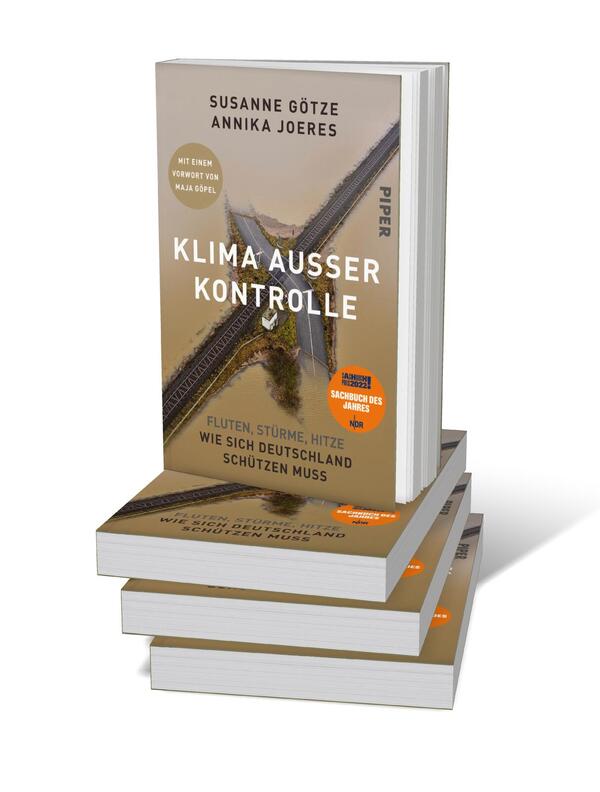 Bücherstapel des Buches „Klima außer Kontrolle“