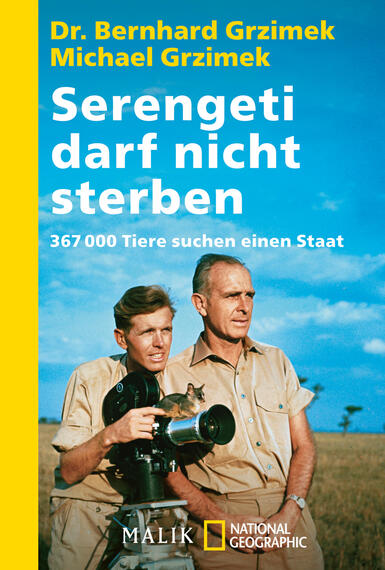 Das Buchcover zeigt zwei Männer vor einer weiten, blauen Himmellandschaft, die anscheinend eine Tierbeobachtung vorbereiten. Sie tragen praktische Kleidung und halten ein Fernglas. Der Titel „Serengeti darf nicht sterben“ ist in großen, weißen Buchstaben hervorgehoben, während darunter die Unterzeile „367 000 Tiere suchen einen Staat“ in einer kleineren Schriftgröße steht. Auf der linken Seite ist ein leuchtend gelbes Feld sichtbar, das den Autoren Dr. Bernhard Grzimek und Michael Grzimek nennt.