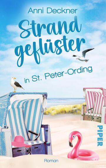 Das Buchcover zeigt eine sommerliche Strandlandschaft mit blauer Himmel und sanften Wolken. Im Vordergrund befinden sich zwei bunt gestreifte Strandkörbe, einer in Blau und Weiß, der andere in Rosa, daneben ein pinker Flamingo-Inflatable. Über dem Bild schwebt eine Möwe. Der Titel „Strandgeflüster“ von Anni Deckner ist in verspielter, blauer Schrift platziert, während „in St. Peter-Ording“ in einer schlichteren Schrift darunter steht. Das Verlagslogo „PIPER“ ist in der unteren rechten Ecke zu sehen.