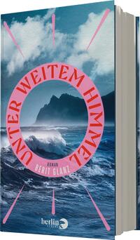 Das Buchcover zeigt eine dramatische Küstenlandschaft mit hohen Wellen und zerklüfteten Bergfelsen im Hintergrund. Der Himmel ist von sanften Blautönen und weißen Wolken geprägt. In der Mitte des Covers befindet sich ein großer, runder rosa Rahmen, der den Titel „UNTER WEITEM HIMMEL“ in auffälliger, geschwungener Schrift präsentiert. Darunter steht der Name der Autorin „Berit Glanz“ in kleinerer Schrift. Der Gesamteindruck vermittelt eine Atmosphäre von Abenteuer und Sehnsucht.