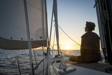 Eine der Hermes Schwestern auf einem Segelboot bei Sonnenuntergang