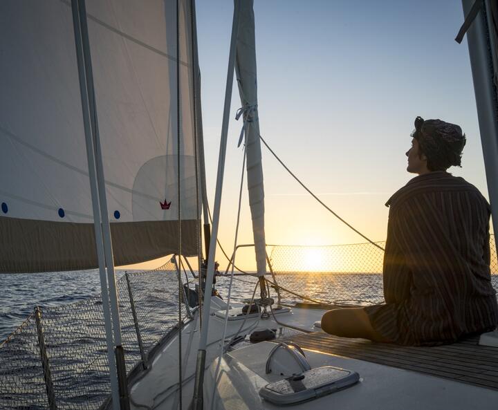 Eine der Hermes Schwestern auf einem Segelboot bei Sonnenuntergang