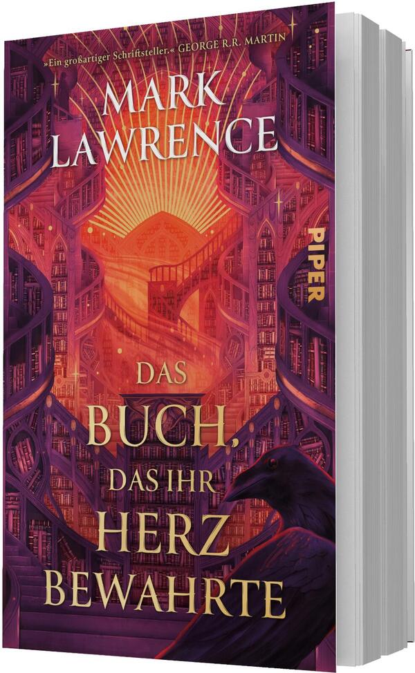 Das Buchcover zeigt ein warmes, mystisch-gotisches Bibliotheksinterieur in Purpur-, Rot- und Goldtönen, mit strahlenförmigem Sonnenglühen im oberen Zentrum. Im Vordergrund sitzt ein schwarzer Rabe. Großflächige, serifenbetonte Titelzeilen in goldener Typografie „DAS BUCH, DAS IHR HERZ BEWAHRTE“ und der Autorenname MARK LAWRENCE oben in heller Schrift sind prominent. Oben erscheint das Zitat „Ein großartiger Schriftsteller.“ GEORGE R. R. MARTIN.