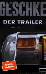 Das Buchcover zeigt einen silbernen Wohnwagen, der in der Mitte des Designs platziert ist. Der Hintergrund ist in einem dunklen Farbton gehalten, was eine düstere Atmosphäre erzeugt. Oben steht in großen, auffälligen Buchstaben der Name des Autors „LINUS GESCHKE“. Darunter befindet sich der Titel „DER TRAILER“ in klarer Schrift, gefolgt von dem Untertitel „THRILLER“ in kleinerem Schriftgrad. Ein rotes Kästchen im unteren Bereich weist auf den „SPIEGEL-Bestseller-Autor“ hin.