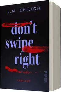 Das Buchcover zeigt einen dunklen Hintergrund, auf dem der Titel „don't swine right“ in großen, hellblauen Buchstaben hervorsticht. Rote, verlaufende Striche durchziehen den Titel und verleihen dem Cover eine dramatische Stimmung. Der Autorenname „L.M. Chilton“ steht oben in schlichter, weißer Schrift, während das Wort „THRILLER“ in kleinerer, weißer Schrift am unteren Rand platziert ist. Die gesamte Farbgebung und Typografie vermitteln eine Spannung und Intensität, die den Genrecharakter unterstreichen.