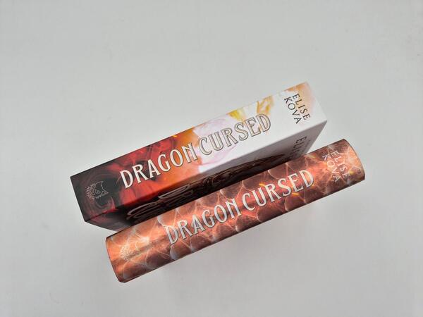 Außenansicht des Buches „Dragon Cursed – Zeig keine Gnade (Deluxe-Ausgabe)“
