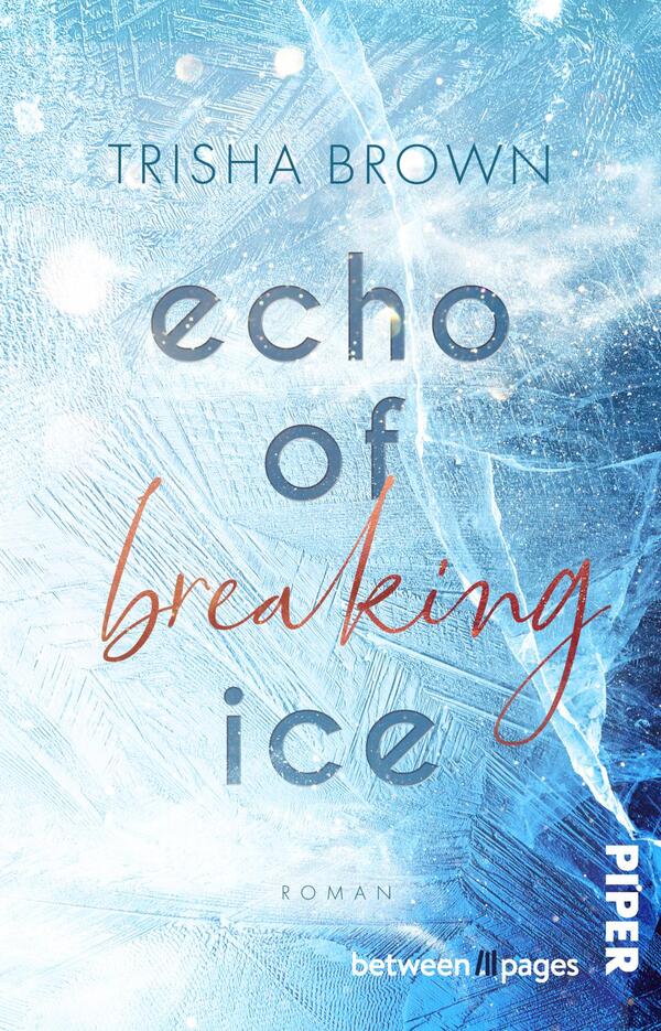 Das Buchcover zeigt einen frostigen, eisblauen Hintergrund mit feinen Rissmustern, Lichtreflexen und schimmernden Sprenkeln. Oben steht der Autorenname Trisha Brown in schmaler Großschrift. Der Titel ist mittig angeordnet: „echo of“ und „ice“ in großer, runder blau-grauer Grotesk, dazwischen „breaking“ in handschriftlicher, orange-roter Kursivschrift. Unten klein das Wort „Roman“. Die Stimmung ist kühl, zerbrechlich und spannungsgeladen.