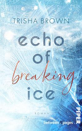 Das Buchcover zeigt einen frostigen, eisblauen Hintergrund mit feinen Rissmustern, Lichtreflexen und schimmernden Sprenkeln. Oben steht der Autorenname Trisha Brown in schmaler Großschrift. Der Titel ist mittig angeordnet: „echo of“ und „ice“ in großer, runder blau-grauer Grotesk, dazwischen „breaking“ in handschriftlicher, orange-roter Kursivschrift. Unten klein das Wort „Roman“. Die Stimmung ist kühl, zerbrechlich und spannungsgeladen.