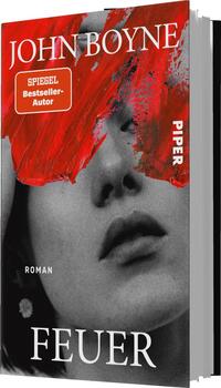 Das Buchcover zeigt ein halbseitiges Porträt einer nachdenklich wirkenden Person, deren Gesicht von kräftigen, roten Pinselstrichen überlagert wird. Der Hintergrund ist in Grautönen gehalten, wodurch die hochgezogene Augenbraue und der leicht geöffnete Mund besonders hervortreten. Der Titel „FEUER“ ist in großen, weißen Buchstaben am unteren Rand platziert, während der Autorennamen „JOHN BOYNE“ und der Hinweis „SPIEGEL Bestseller-Autor“ in einem leuchtenden Rot am oberen Rand zu sehen sind. Rechts ist der Verlagsname „PIPER“ zu finden.