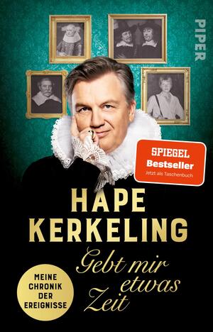 Das Buchcover zeigt Hape Kerkeling in einem auffälligen historischen Kostüm mit einem humorvollen Gesichtsausdruck. Der Hintergrund ist in einem tiefen Grün gehalten, das die hellen Bilder in goldenen Rahmen hervorhebt, die unter anderem Porträts von historischen Figuren zeigen. Der Titel „HAPE KERKELING“ ist in großen, goldenen Buchstaben platziert, darunter steht „Gebt mir etwas Zeit“ in einem etwas kleineren Schriftzug. Ein rotes Label weist auf „SPIEGEL Bestseller“ hin.