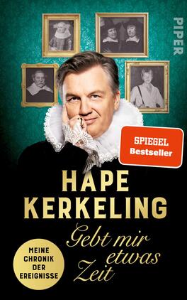 Das Buchcover zeigt Hape Kerkeling in einem auffälligen historischen Kostüm mit einem humorvollen Gesichtsausdruck. Der Hintergrund ist in einem tiefen Grün gehalten, das die hellen Bilder in goldenen Rahmen hervorhebt, die unter anderem Porträts von historischen Figuren zeigen. Der Titel „HAPE KERKELING“ ist in großen, goldenen Buchstaben platziert, darunter steht „Gebt mir etwas Zeit“ in einem etwas kleineren Schriftzug. Ein rotes Label weist auf „SPIEGEL Bestseller“ hin.