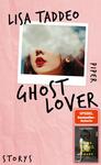 Das Buchcover zeigt ein Polaroid-Foto einer Frau mit roten Lippen, deren Gesicht teilweise von einer wolkenartigen Erscheinung verdeckt ist. Der Hintergrund ist in sanftem Rosa gehalten. Der Titel „GHOST LOVER“ ist in fetter, schwarzer Schrift prominent platziert. Darüber steht der Name der Autorin „Lisa Taddeo“ in einer etwas kleineren Schriftgröße. Am unteren Rand befindet sich ein Prüfzeichen „SPIEGEL Bestseller-Autorin“ sowie die Information „STORYS“.