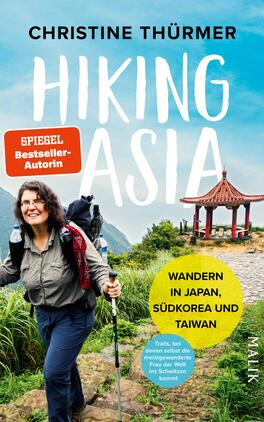 Das Buchcover zeigt eine lächelnde Frau, die mit einem Rucksack und Wanderstöcken auf einem Wanderweg steht. Im Hintergrund sind grüne Hügel und ein traditionelles asiatisches Pavillon erkennbar. Der Titel „HIKING ASIA“ ist groß und in weißer Schrift auf rotem Hintergrund platziert. Darunter steht der Text „WANDERN IN JAPAN, Südkorea UND TAIWAN“ in gelber Schrift. Oben ist der Name „CHRISTINE Thürmer“ zu sehen, ergänzt durch den Hinweis „SPIEGEL Bestseller-Autorin“ in rotem Kästchen.