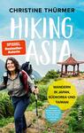 Das Buchcover zeigt eine lächelnde Frau, die mit einem Rucksack und Wanderstöcken auf einem Wanderweg steht. Im Hintergrund sind grüne Hügel und ein traditionelles asiatisches Pavillon erkennbar. Der Titel „HIKING ASIA“ ist groß und in weißer Schrift auf rotem Hintergrund platziert. Darunter steht der Text „WANDERN IN JAPAN, Südkorea UND TAIWAN“ in gelber Schrift. Oben ist der Name „CHRISTINE Thürmer“ zu sehen, ergänzt durch den Hinweis „SPIEGEL Bestseller-Autorin“ in rotem Kästchen.