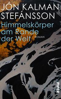 Das Buchcover zeigt eine abstrakte, dunkle Komposition in Schwarz und Grautönen, durchzogen von leuchtenden, gelb-orangefarbenen Akzenten. Der Titel „Himmelskörper am Rande der Welt“ ist in stilvollen, klaren Buchstaben in Hellblau platziert, während der Autor „Jón Kalman Stefánsson“ in größerer Schrift oberhalb steht. Der Text vermittelt eine tiefgründige und mysteriöse Atmosphäre, die den Leser anzieht. Der Vermerk „Roman“ ist in kleinerer Schrift unter dem Titel zu finden.