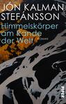 Das Buchcover zeigt eine abstrakte, dunkle Komposition in Schwarz und Grautönen, durchzogen von leuchtenden, gelb-orangefarbenen Akzenten. Der Titel „Himmelskörper am Rande der Welt“ ist in stilvollen, klaren Buchstaben in Hellblau platziert, während der Autor „Jón Kalman Stefánsson“ in größerer Schrift oberhalb steht. Der Text vermittelt eine tiefgründige und mysteriöse Atmosphäre, die den Leser anzieht. Der Vermerk „Roman“ ist in kleinerer Schrift unter dem Titel zu finden.