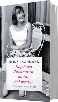Das Buchcover zeigt eine schwarz-weiße Fotografie einer lächelnden Frau mit kurzen Haaren, die in einem weißen Kleid sitzt. Sie ist von einem hellen Hintergrund umgeben und posiert auf einem Balkon, der eine entspannte Atmosphäre vermittelt. Der Titel „Ingeborg Bachmann, meine Schwester“ ist in pinker Schrift am unteren Rand des Covers platziert, darunter steht „Erinnerungen und Bilder“. Der Autor Heinz Bachmann ist ebenfalls in großer Schrift sichtbar.