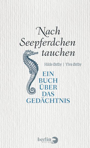 Das Buchcover zeigt einen strukturierten,beigen Hintergrund. Oben in geschwungener, schwarzer Schrift steht „Nach Seepferdchen tauchen“. Darunter sind die Namen der Autorinnen Hilde Østby und Ylva Østby in kleinerer Schriftgröße angeordnet. In der Mitte des Covers erscheint ein stilisiertes, aquamarinfarbenes Seepferdchen. Am unteren Rand ist in großen, blauen Buchstaben der Titel „EIN BUCH ÜBER DAS GEDäCHTNIS“ platziert. Die Gesamtatmosphäre ist ruhig und ansprechend.