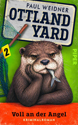 Ottland Yard – Voll an der Angel Das Buchcover zeigt eine braune Otterillustration, die mit verschmitztem Blick auf den Vorderpfoten liegt und einen kleinen Fisch im Maul hält. Im oberen Bereich ein weißes Schild mit dunkelblauer, fetter Versaltypografie „OTTLAND YARD“ und dem Autorennamen PAUL WEIDNER. Links ein Angelnetz und -griff, ein gelber Aufkleber mit der Ziffer 2. Hintergrund leuchtend grün, unten ein roter-oranger Balken mit dem Titel „Voll an der Angel“ und dem Zusatz „Kriminalroman“.