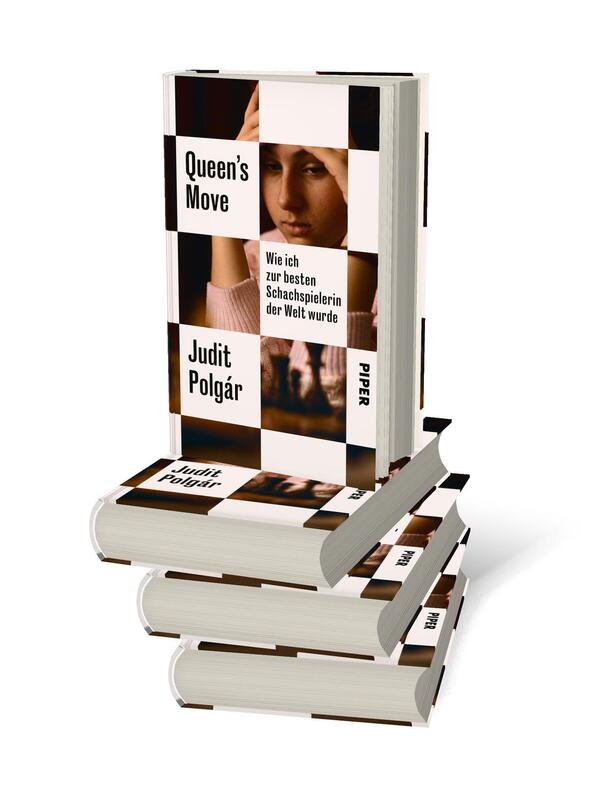 Bücherstapel des Buches „Queen’s Move“