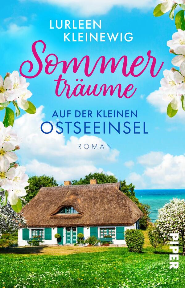 Das Buchcover zeigt ein idyllisches Haus mit Reetdach, umgeben von blühenden Obstbäumen. Im Hintergrund erstreckt sich eine malerische Ostseeküste mit türkisfarbenem Wasser und blauem Himmel. Der Titel „Sommerträume“ steht in leuchtendem Pink, während der Untertitel „auf der kleinen Ostseeinsel“ in eleganter, blauer Schrift darunter platziert ist. Darunter ist das Wort „Roman“ in kleinerer Schrift zu sehen. Der gesamte Eindruck vermittelt eine fröhliche, sommerliche Atmosphäre.
