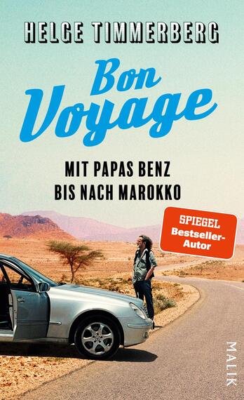 Das Buchcover zeigt eine warme, von Wüstenlandschaft geprägte Straße unter einem hellblauen Himmel. Im Vordergrund steht ein silberner Mercedes-Benz, während eine Person in lässiger Kleidung an die Fahrzeugseite gelehnt ist. Der Titel „Bon Voyage“ ist in großem, verspieltem Blau gesetzt, begleitet von der Unterzeile „Mit Papas Benz bis nach Marokko“ in schlichterer Schrift. Ein orangefarbener Button mit dem Text „SPIEGEL Bestseller-Autor“ fügt sich ebenfalls ins Design ein.