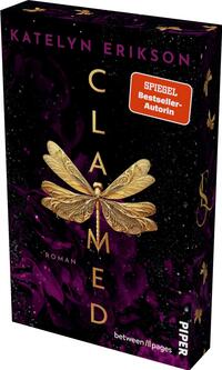 Das Buchcover zeigt ein schwarzes, sternenbesetztes Feld mit violettem Rauch im unteren Bereich. Zentral eine kunstvoll verzierte, goldene Libelle; ihr Körper bildet die Senkrechte des Titels, dessen goldene Großbuchstaben vertikal angeordnet sind. Oben steht der Autorenname „Katelyn Erikson“ in magentafarbener Großschrift; unten klein das Wort „Roman“. Gesamteindruck: mystisch, elegant, geheimnisvoll.