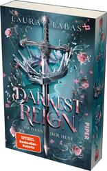 Das Buchcover zeigt eine dramatische Kombination aus einem silbernen, mit Dornen verzierten Schwert und einer Krone im Mittelpunkt, die in den Vordergrund ragt. Der Hintergrund ist in einem sanften Aquablau gestaltet, ergänzt durch filigrane, rosa Rosen und schimmernde Elemente, die eine mystische Atmosphäre erzeugen. Der Titel „DARKEST REIGN“ ist groß und prominent in eleganter, verschnörkelter Typografie in Weiß und Rosé gehalten. Darunter steht in kleinerer Schrift „im Bann der Hexe“. Am unteren Rand befindet sich ein orangefarbener Button mit dem Text „SPIEGEL-Bestseller-Autorin“.