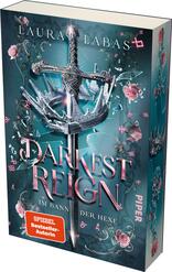 Das Buchcover zeigt eine dramatische Kombination aus einem silbernen, mit Dornen verzierten Schwert und einer Krone im Mittelpunkt, die in den Vordergrund ragt. Der Hintergrund ist in einem sanften Aquablau gestaltet, ergänzt durch filigrane, rosa Rosen und schimmernde Elemente, die eine mystische Atmosphäre erzeugen. Der Titel „DARKEST REIGN“ ist groß und prominent in eleganter, verschnörkelter Typografie in Weiß und Rosé gehalten. Darunter steht in kleinerer Schrift „im Bann der Hexe“. Am unteren Rand befindet sich ein orangefarbener Button mit dem Text „SPIEGEL-Bestseller-Autorin“.