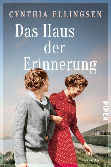 Das Buchcover zeigt zwei Frauen in nostalgischer Kleidung, die nebeneinander stehen und in die Ferne blicken. Die linke Frau trägt einen grauen Pullover, die rechte ein rotes Kleid mit weißen Punkten. Im Hintergrund ist eine malerische Küstenlandschaft mit einem Schloss zu sehen. Der Titel „Das Haus der Erinnerung“ sowie der Autorinnenname „Cynthia Ellingsen“ sind in eleganter, weißer Schrift platziert. Die Farbpalette ist sanft, mit hellen Blau- und Erdtönen, die eine beruhigende Atmosphäre vermitteln.