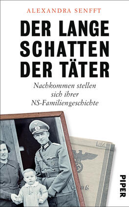 Das Buchcover zeigt eine graue und weiße Farbgebung, die eine nüchterne und ernsthafte Atmosphäre vermittelt. Im oberen Bereich steht der Titel „DER LANGE SCHATTEN DER TÄTER“ in großer, schwarzer Schrift. Darunter befindet sich der Untertitel „Nachkommen stellen sich ihrer NS-Familiengeschichte“ in etwas kleinerer, heller Schrift. Im unteren Teil ist ein historisches Foto eines Mannes in Uniform und einer Frau zu sehen, umgeben von Akten und Dokumenten. Der Name der Autorin, „ALEXANDRA SENFT“, ist prominent über dem Titel platziert.