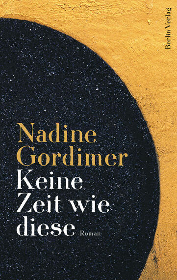 Das Buchcover zeigt einen kontrastreichen, grafischen Entwurf mit einem großen, schwarzen Kreis auf strukturiertem, goldfarbenem Hintergrund. Über dem Kreis steht in eleganter, goldener Typografie der Name der Autorin „Nadine Gordimer“. Darunter befindet sich in kräftig weißer Schrift der Titel „Keine Zeit wie diese“ sowie das Wort „Roman“ in kleinerer Schrift. Die Kombination aus schwarzer und goldener Farbe vermittelt eine zeitlose und eindringliche Atmosphäre.