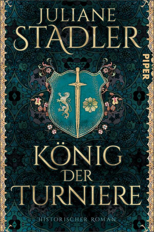 Das Buchcover zeigt einen tiefgrünen, eleganten Hintergrund, der mit floralem Muster verziert ist. Im Mittelpunkt steht ein Schild, auf dem ein Schwert abgebildet ist, flankiert von einem Löwen und einer Blume. Der Titel „König der Turniere“ ist in goldenen, geschwungenen Lettern am unteren Rand platziert. Oben ist der Name der Autorin „Juliane Stadler“ in ebenfalls goldener Schrift zu sehen. Das Cover vermittelt eine historische und majestätische Atmosphäre.