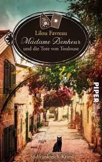 Das Buchcover zeigt eine malerische Gasse in Toulouse, gesäumt von historischen Gebäuden mit bunten Fensterläden. In der Mitte des Covers stehen in einer eleganten Schrift der Titel „Madame Bonheur und die Tote von Toulouse“ sowie der Autor Lilou Favreau, umrahmt von einer dekorativen, ovalen Grafik. Im Vordergrund sitzt ein schwarzer Kater vor blühenden Pflanzen, die lebendige Farben wie Grün und Pink aufweisen. Der Verlagsname „PIPER“ erscheint in weißer Schrift am rechten Rand.